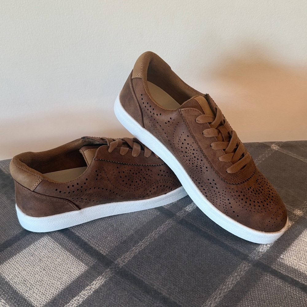 NEW VERY G women's felix sneaker in brown NWT size 8.5